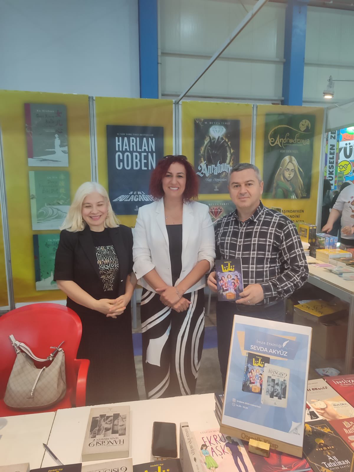 İl Müdürümüz Naci Yılmaz ve eşi, devlet korumasında büyüyen yazar sevgili Sevda AKYÜZ’ü CNR Kitap Fuarında çocuklarımızla birlikte ziyaret etti ve yazarımızın “Devletin Kızı Lülü” adlı kitabını imzalattı. 