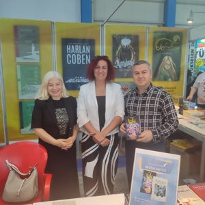 İl Müdürümüz Naci Yılmaz ve eşi, devlet korumasında büyüyen yazar sevgili Sevda AKYÜZ’ü CNR Kitap Fuarında çocuklarımızla birlikte ziyaret etti ve yazarımızın “Devletin Kızı Lülü” adlı kitabını imzalattı.  - fotoğraf 1