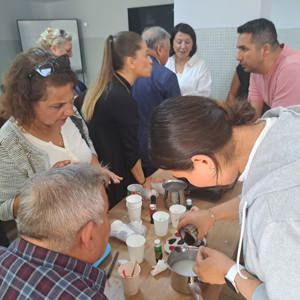 Mersin Üniversitesi bünyesinde faaliyet gösteren Tazelenme Üniversitesinde eğitim gören 60 yaş üstü yetişkinler tekrar üniversiteli olmanın mutluluğunu yaşıyorlar. - fotoğraf 1