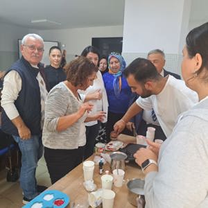 Mersin Üniversitesi bünyesinde faaliyet gösteren Tazelenme Üniversitesinde eğitim gören 60 yaş üstü yetişkinler tekrar üniversiteli olmanın mutluluğunu yaşıyorlar. - fotoğraf 2