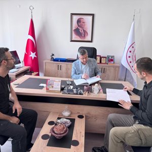 Hizmet kalitemizi ve standardımızı yükseltmek için denetim ve rehberlik çalışmalarımız devam ediyor. Bu kapsamda İl Müdürümüz Naci YILMAZ,Silifke Şiddet Önleme ve İzleme Merkezimizi ziyaret etti. - fotoğraf 1