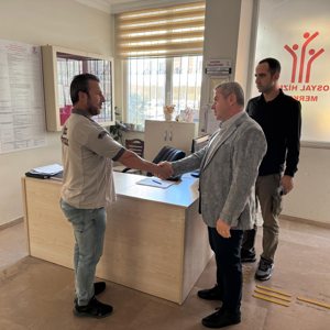 Hizmet kalitemizi ve standardımızı yükseltmek için denetim ve rehberlik çalışmalarımız devam ediyor. Bu kapsamda İl Müdürümüz Naci YILMAZ,Silifke Şiddet Önleme ve İzleme Merkezimizi ziyaret etti. - fotoğraf 2