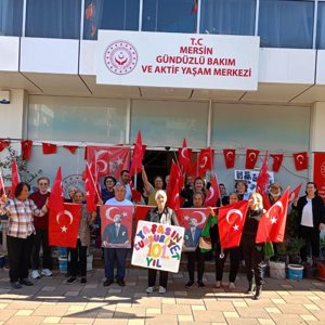 Mersin Gündüzlü Bakım ve Aktif Yaşam Merkezimiz yetişkinleri  Cumhuriyetin 101.yılını marşlar okuyarak kutladılar.  - fotoğraf 1