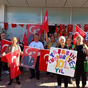 Mersin Gündüzlü Bakım ve Aktif Yaşam Merkezimiz yetişkinleri  Cumhuriyetin 101.yılını marşlar okuyarak kutladılar.  - fotoğraf 2