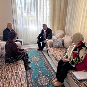 İl Müdürümüz Naci YILMAZ, Cumhuriyetimizin 101.Yılında, sosyal hizmet modellerimizden evde bakım  hizmetinden yararlanan 100 yaşındaki Ağci Teyzemiz ve 100 yaşındaki Nuriye Teyzemizi ziyaret ederek sıhhat ve afiyet diledi. - fotoğraf 1