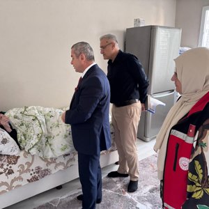 İl Müdürümüz Naci YILMAZ, Cumhuriyetimizin 101.Yılında, sosyal hizmet modellerimizden evde bakım  hizmetinden yararlanan 100 yaşındaki Ağci Teyzemiz ve 100 yaşındaki Nuriye Teyzemizi ziyaret ederek sıhhat ve afiyet diledi. - fotoğraf 2