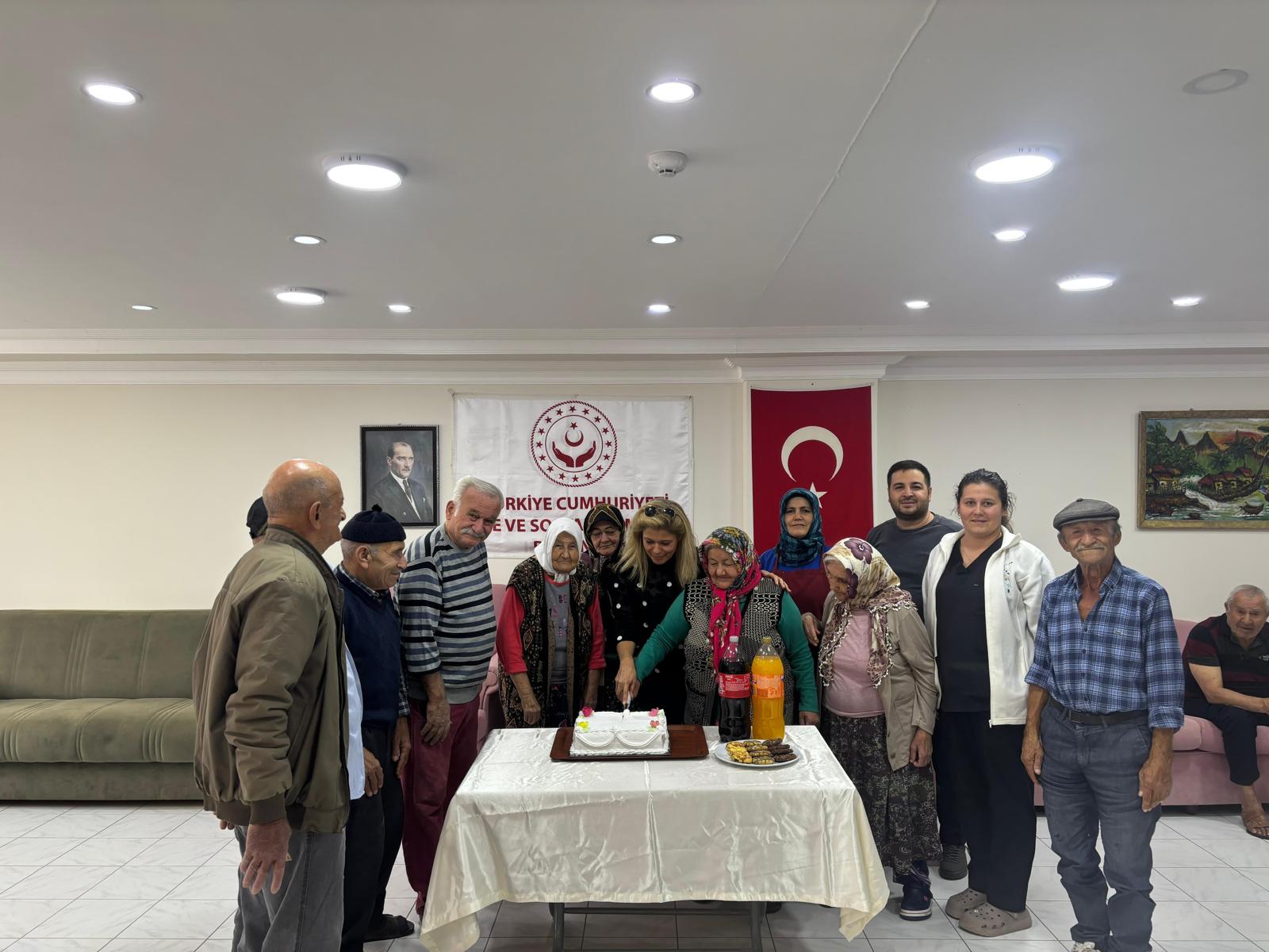 Silifke Kaymakamı ve Belediye Başkanı ile Silifke Huzurevimiz elleri öpülesi büyüklerimiz,#CumhuriyetBayramında ilçede yapılan etkinliklere katılım sağladılar. Kuruluşta bu özel gün için pasta kestiler.