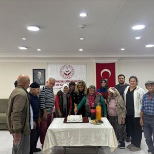 Silifke Kaymakamı ve Belediye Başkanı ile Silifke Huzurevimiz elleri öpülesi büyüklerimiz,#CumhuriyetBayramında ilçede yapılan etkinliklere katılım sağladılar. Kuruluşta bu özel gün için pasta kestiler. - fotoğraf 2