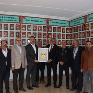 Şehit Yakınları ve Gaziler Genel Müdürümüz Sayın Muharrem KURT ilimizi ziyareti çerçevesinde Şehit Yakınları, Gaziler ve İnsan Hakları Derneğini ziyaret edilmiştir. Ziyarete İl Müdürümüz Abdulbari AKSOY’da eşlik etti.  - fotoğraf 2