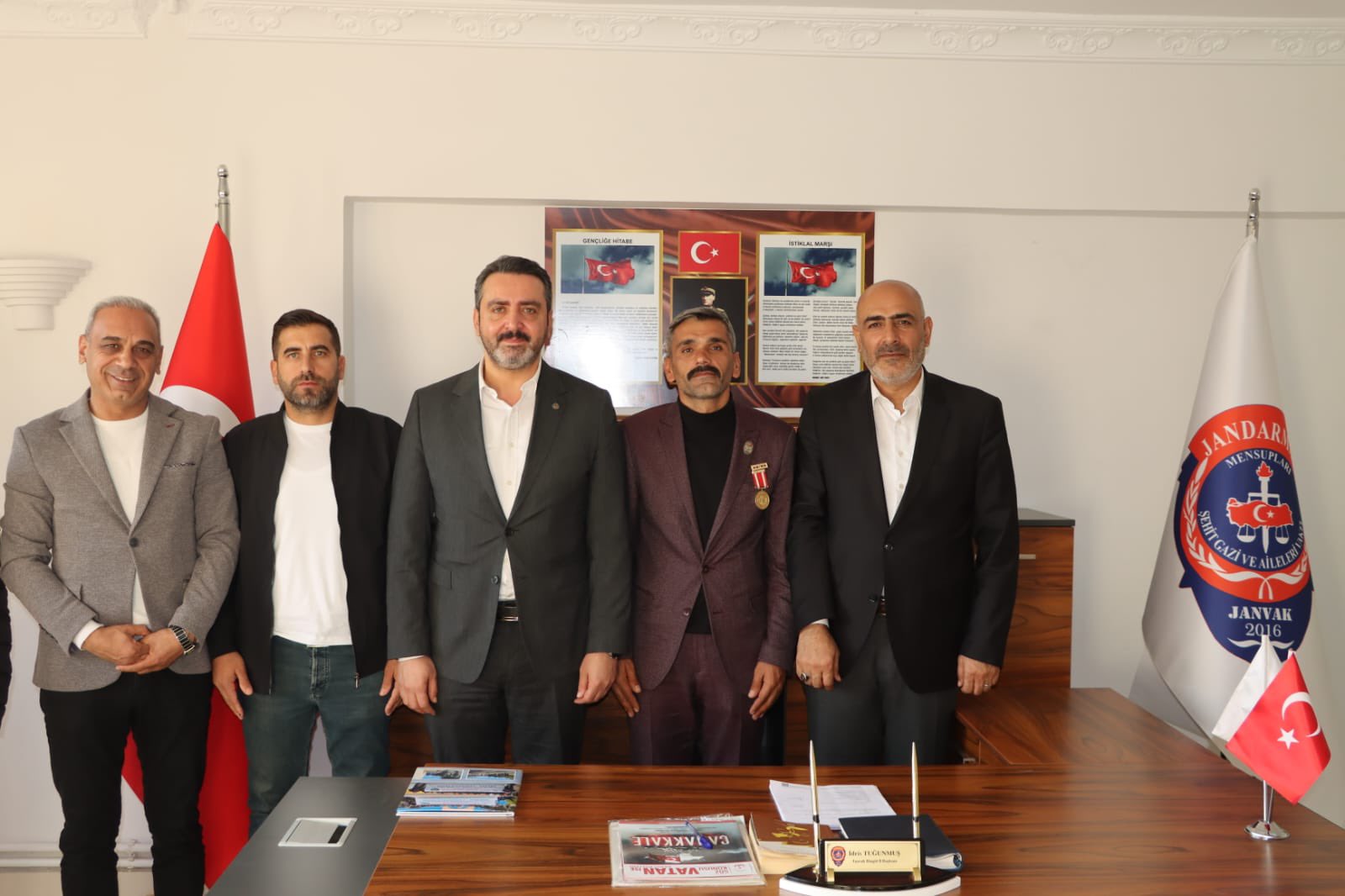 Şehit Yakınları ve Gaziler Genel Müdürümüz Sayın Muharrem KURT ilimizi ziyareti çerçevesinde  Jandarma Mensupları Şehit Gazi ve Aileleri Vakfı Bingöl İl Başkanlığı ziyaret edilmiştir. Ziyarete İl Müdürümüz Abdulbari AKSOY’da eşlik etti.