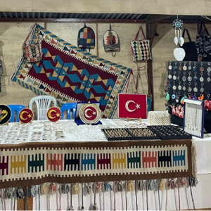 Çok Amaçlı Toplum Merkezlerince  (ÇATOM)  kadınların ürettiği el emeği göz nuru ürünler Batman 1.Tekstil,Züccaciye ve Ayakkabı Fuarında vatandaşlarımız için sergilenmektedir. - fotoğraf 1