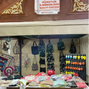 Çok Amaçlı Toplum Merkezlerince  (ÇATOM)  kadınların ürettiği el emeği göz nuru ürünler Batman 1.Tekstil,Züccaciye ve Ayakkabı Fuarında vatandaşlarımız için sergilenmektedir. - fotoğraf 2