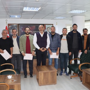 İl Müdürlüğümüze bağlı Merkez SHM' de görev yapan çalışma arkadaşlarımıza İl Müdürümüz Sn. Abdulbari AKSOY tarafından yıl içerisinde yaptıkları çalışmalarından ötürü Teşekkür Belgelerini takdim etti. - fotoğraf 1