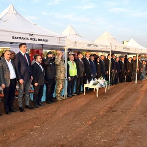 Batman Üniversitesi Diş Hekimliği Uygulama ve Araştırma Hastanesi “Çivi Çakma ve Beton Dökme Töreni" - fotoğraf 2