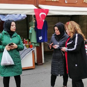 Batman 2.Gastronomi ve Kültür Festivalini ziyaret eden vatandaşlara kadına yönelik şiddet, kurumsal mekanizmalar ve KADES uygulaması hakkında bilgi verildi, broşür dağıtıldı. - fotoğraf 3