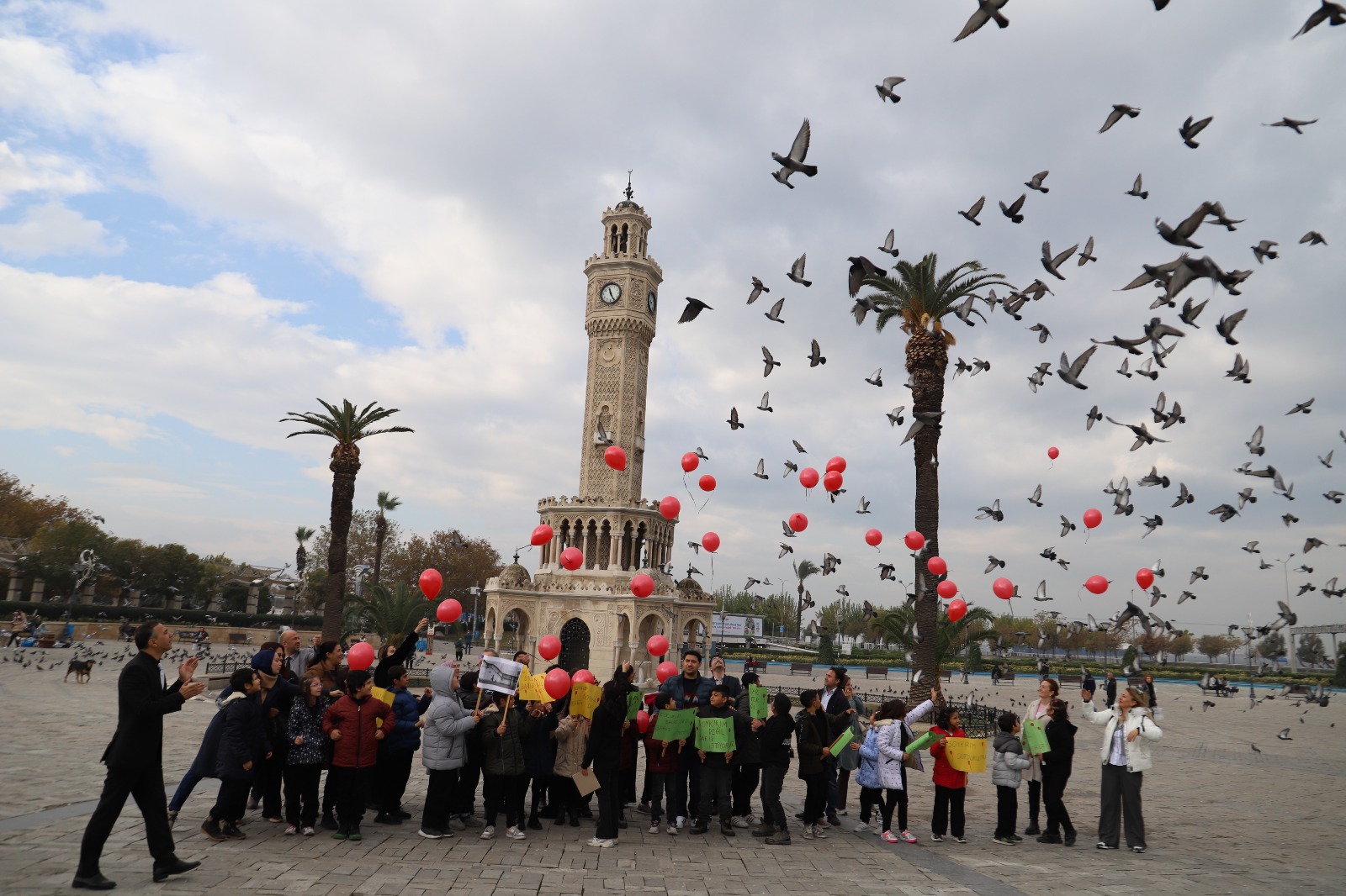 Devlet himayesindeki çocuklar, Filistinli akranları için balon uçurdu