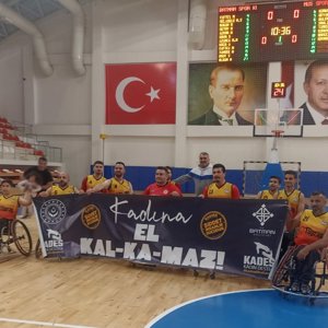 "Kadına El Kalkamaz" pankartı - fotoğraf 1