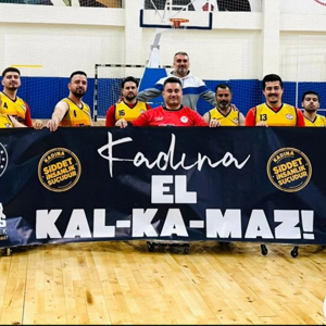 Engelliler, anlamlı pankartla sahaya çıktı - fotoğraf 1