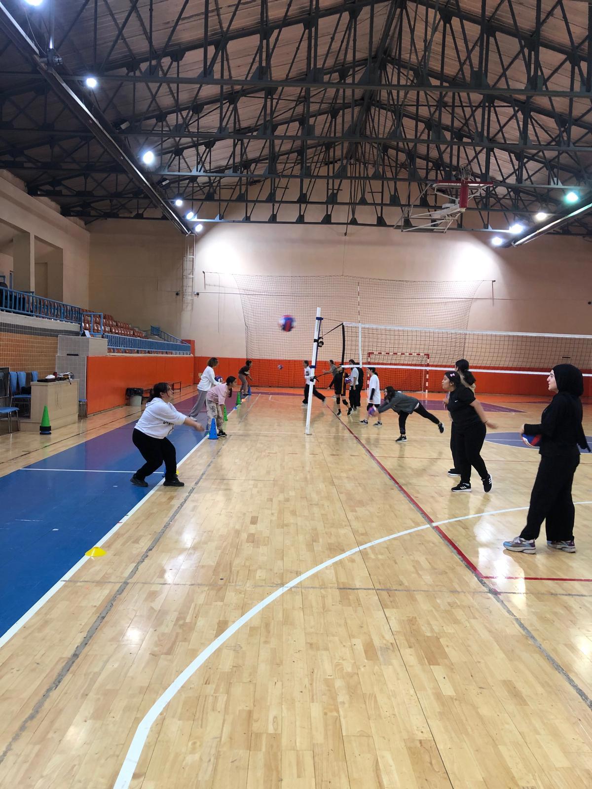 ''Gelecekte Gençlik Var 2 Projesi'' Kapsamında Başlatılan Voleybol Kursumuz Devam Ediyor. - fotoğraf 1