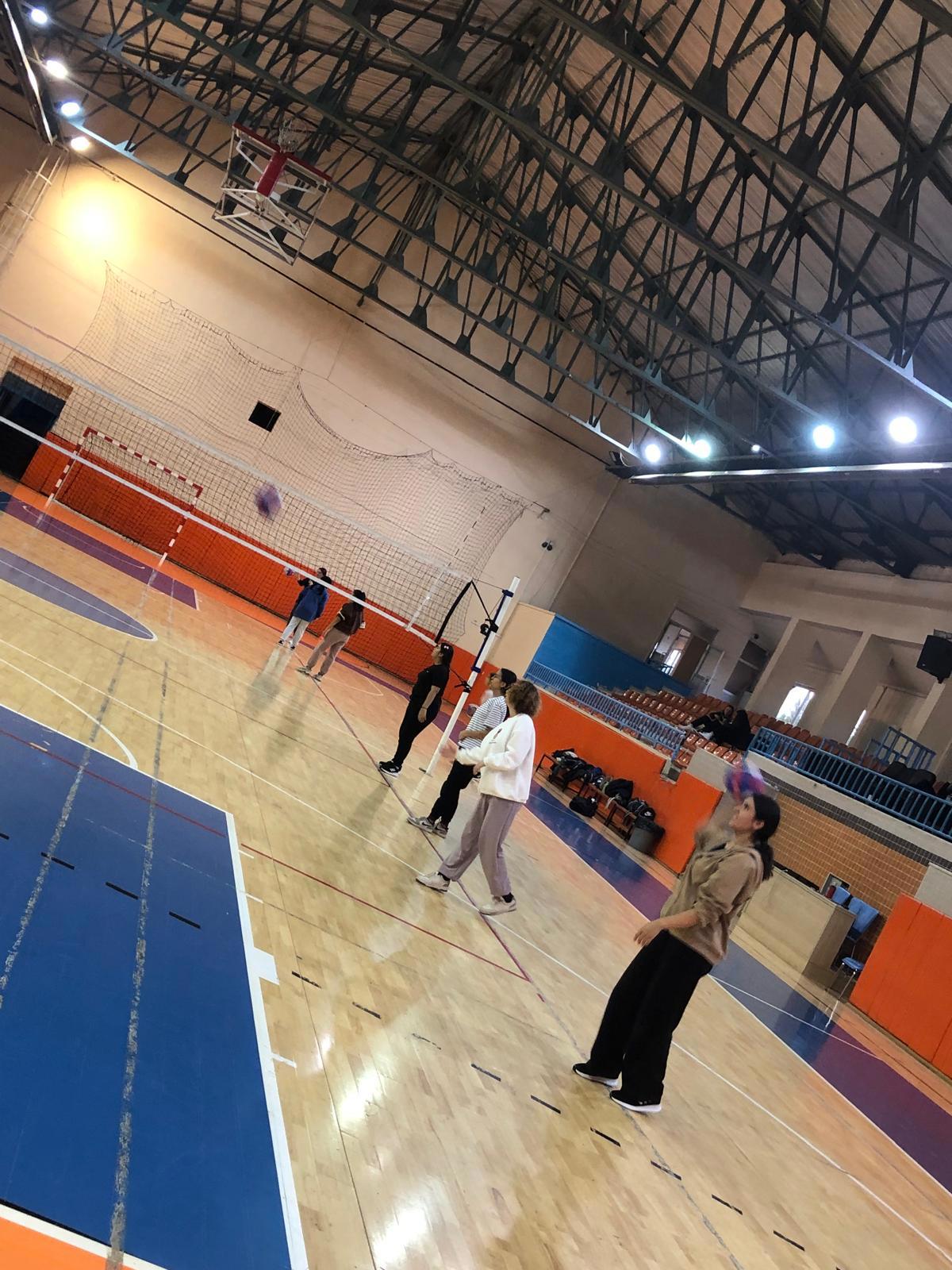 ''Gelecekte Gençlik Var 2 Projesi'' Kapsamında Başlatılan Voleybol Kursumuz Devam Ediyor. - fotoğraf 3