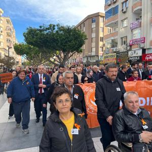 25 Kasım Kadına Şiddete Karşı Uluslararası Mücadele Günü kapsamında Tarsus Kaymakamı Mehmet Ali AKYÜZ, İlçe Protokulü, #TarsusSHM ve vatandaşların katılımı ile farkındalık yürüyüşü ve el izi birakma etkinliği yapıldı. - fotoğraf 1
