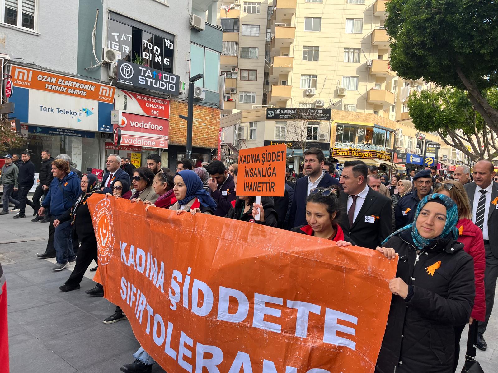 25 Kasım Kadına Şiddete Karşı Uluslararası Mücadele Günü kapsamında Tarsus Kaymakamı Mehmet Ali AKYÜZ, İlçe Protokulü, #TarsusSHM ve vatandaşların katılımı ile farkındalık yürüyüşü ve el izi birakma etkinliği yapıldı.