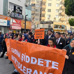 25 Kasım Kadına Şiddete Karşı Uluslararası Mücadele Günü kapsamında Tarsus Kaymakamı Mehmet Ali AKYÜZ, İlçe Protokulü, #TarsusSHM ve vatandaşların katılımı ile farkındalık yürüyüşü ve el izi birakma etkinliği yapıldı. - fotoğraf 2