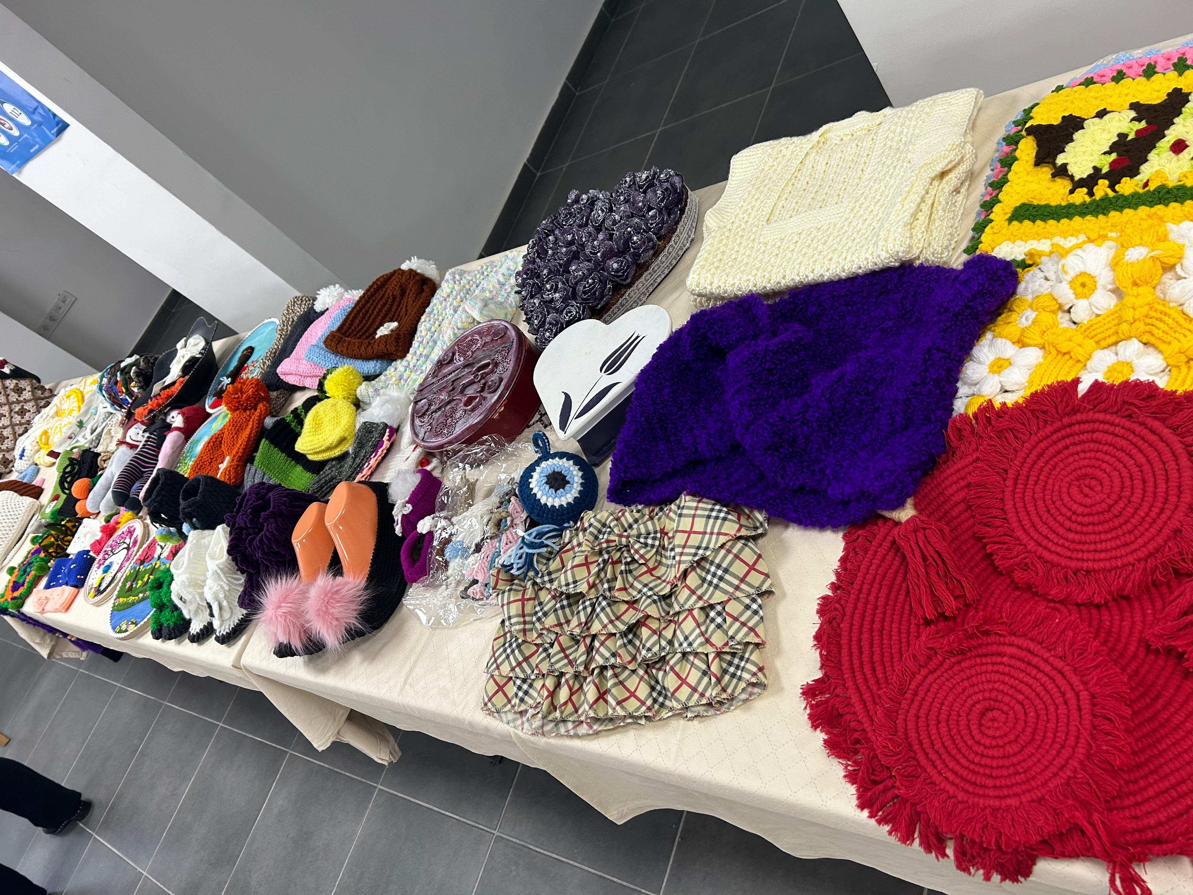 #25KasımKadınaYönelikŞiddeteKarşıUluslararasıMücadeleGünü etkinlikleri kapsamında düzenlenen konferansta kadınlarımızın yaptıkları tablolar ve geri dönüşüm malzemelerinden yaptıkları el emeği göz nuru ürünler sergilendi.