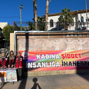 #25KasımKadınaYönelikŞiddeteKarşıUluslararasıMücadeleGünü kapsamında #AnamurSHM tarafından  kapsamında stant çalışmaları,broşür dağıtımı, ADEM kursiyerlerine yönelik kurdele dağıtımı ve bilgilendirme çalışması,kadın girişimcilere sticker çalışması yapıldı. - fotoğraf 1