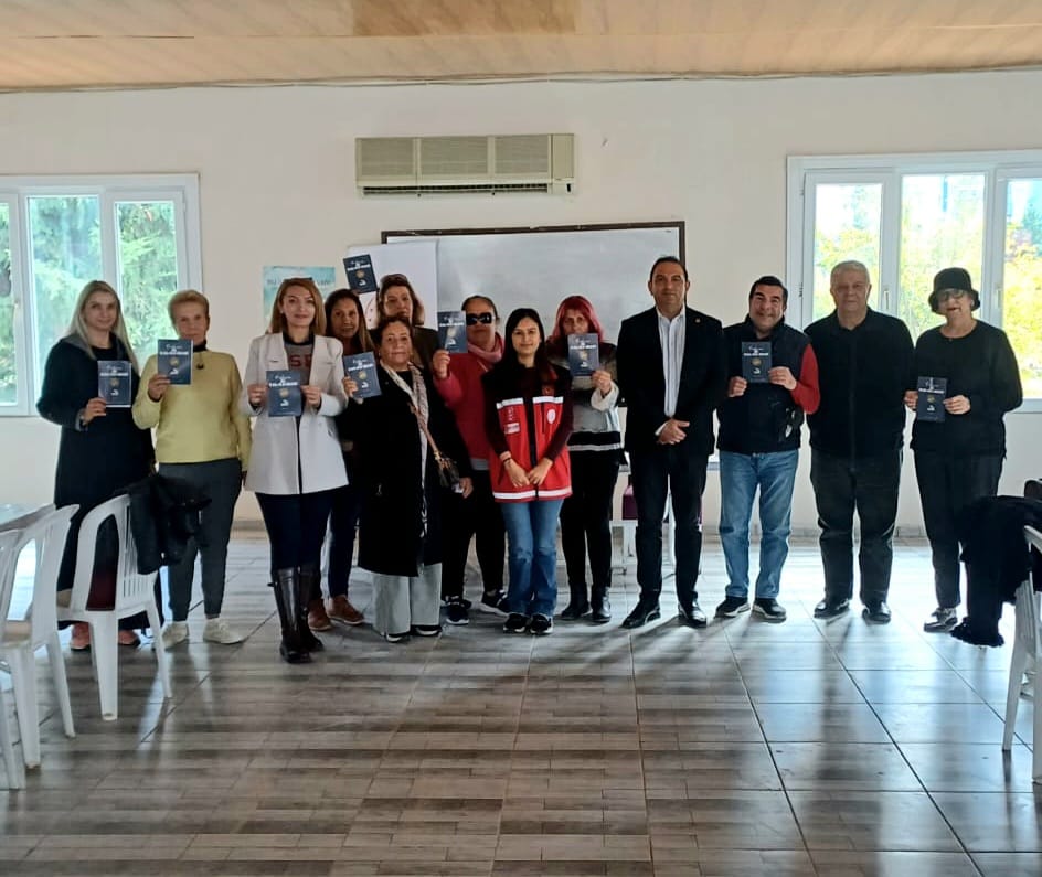 #MezitliSHM tarafından 25 Kasım Kadına Yönelik Şiddete karşı Uluslararası Mücadele Günü kapsamında Mezitli Deniz Mahallesi Muhtarlığında Kadına Yönelik Şiddetle Mücadele Eğitimi verilerek #KADES broşürü dağıtımı yapıldı.