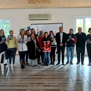#MezitliSHM tarafından 25 Kasım Kadına Yönelik Şiddete karşı Uluslararası Mücadele Günü kapsamında Mezitli Deniz Mahallesi Muhtarlığında Kadına Yönelik Şiddetle Mücadele Eğitimi verilerek #KADES broşürü dağıtımı yapıldı. - fotoğraf 2
