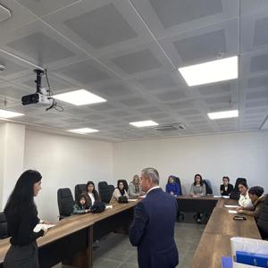 İl Müdürlüğümüz hizmetlerimizden faydalanan ailelere eğiticimiz tarafından 5 haftadır uygulanan ve 9 modülden oluşan Modüler Aile Eğitim Programı bugün sonlandı. Ailelerimiz program sonunda sertifikalarını İl Müdürümüz Naci YILMAZ'dan aldılar. - fotoğraf 1