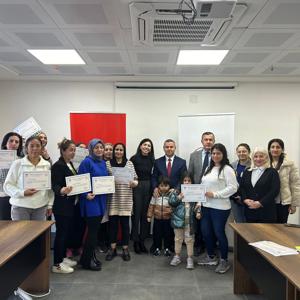 İl Müdürlüğümüz hizmetlerimizden faydalanan ailelere eğiticimiz tarafından 5 haftadır uygulanan ve 9 modülden oluşan Modüler Aile Eğitim Programı bugün sonlandı. Ailelerimiz program sonunda sertifikalarını İl Müdürümüz Naci YILMAZ'dan aldılar. - fotoğraf 2
