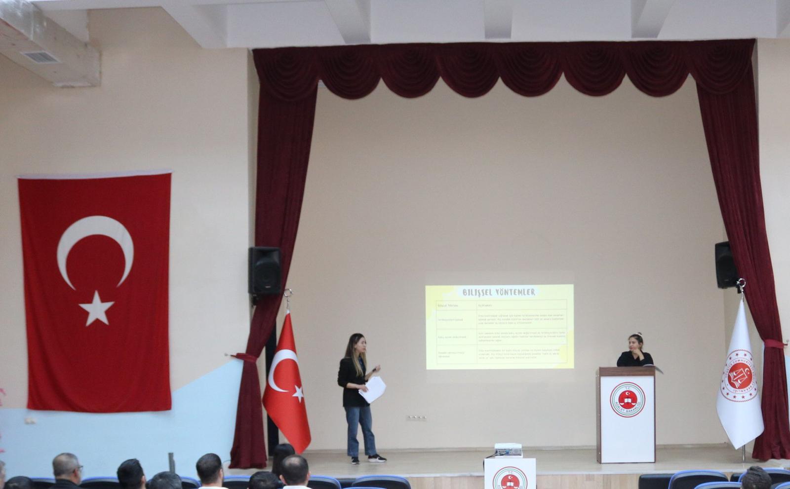 Tarsus SHM , “Tutuklu,Hükümlü veya Yükümlüler ile Çocukların Sosyal Hizmetlerden Yararlandırılması Hakkında İş Birliği Protokolü” kapsamında, Tarsus Açık Ceza İnfaz Kurumu Müdürlüğünde “Öfke Kontrolü ve Stres Yönetimi” konularında eğitim verdi.