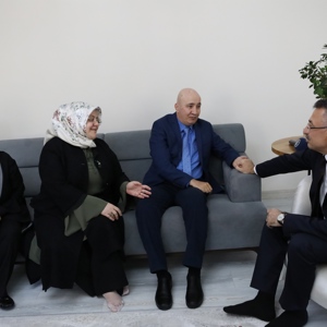 Cumhurbaşkanı Yardımcısı Oktay ve Bakan Selçuk, 15 Temmuz Gazisi EGM Terörle Mücadele Daire Başkanı Turgut Aslan'a, Devlet Övünç Madalyası Takdim Etti - fotoğraf 1