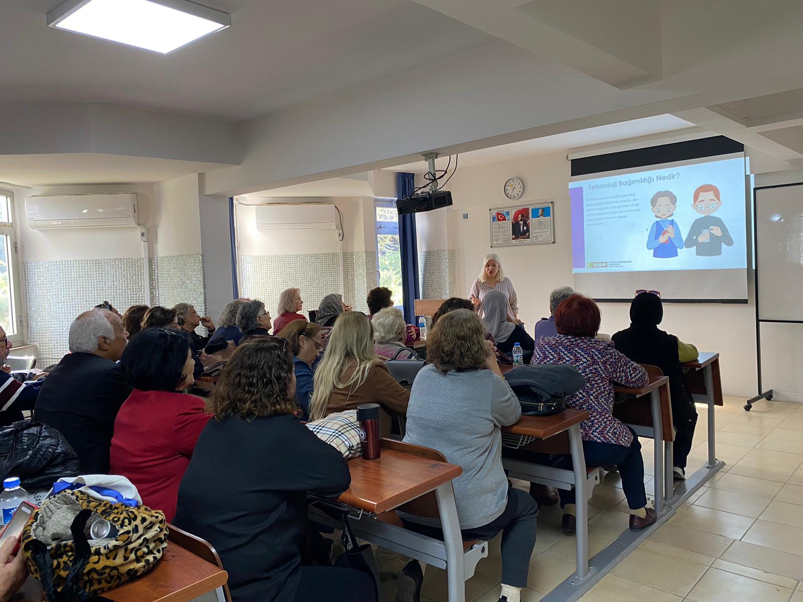 Mersin Gündüzlü Bakım ve Aktif Yaşam Merkezi yetişkinlerimizin de içinde bulunduğu Mersin Üniversitesi Tazelenme Üniversitesinde,TBM Formatörümüz tarafından #TürkiyeBağımlılıklaMücadele kapsamında "Teknoloji Bağımlılığı" eğitimi verildi.