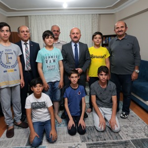 Valimiz Dr Osman VAROL İl Müdürlüğümüze bağlı Çocuk Evleri Koordinasyon Merkezi Müdürlüğü Şehzade Çocuk Evini ziyaret etti. Çocuk evlerinde verilen hizmetler konusunda İl Müdürümüz Mustafa ARSLAN’dan ve Çocuk Evleri Koordinasyon Merkezi Müdür Vekili Bülent CERİT’ten bilgiler aldı.  - fotoğraf 1
