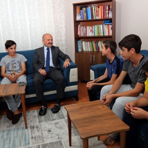 Valimiz Dr Osman VAROL İl Müdürlüğümüze bağlı Çocuk Evleri Koordinasyon Merkezi Müdürlüğü Şehzade Çocuk Evini ziyaret etti. Çocuk evlerinde verilen hizmetler konusunda İl Müdürümüz Mustafa ARSLAN’dan ve Çocuk Evleri Koordinasyon Merkezi Müdür Vekili Bülent CERİT’ten bilgiler aldı.  - fotoğraf 2