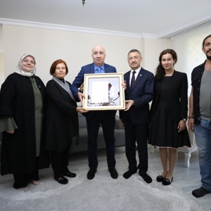 Cumhurbaşkanı Yardımcısı Oktay ve Bakan Selçuk, 15 Temmuz Gazisi EGM Terörle Mücadele Daire Başkanı Turgut Aslan'a, Devlet Övünç Madalyası Takdim Etti - fotoğraf 2