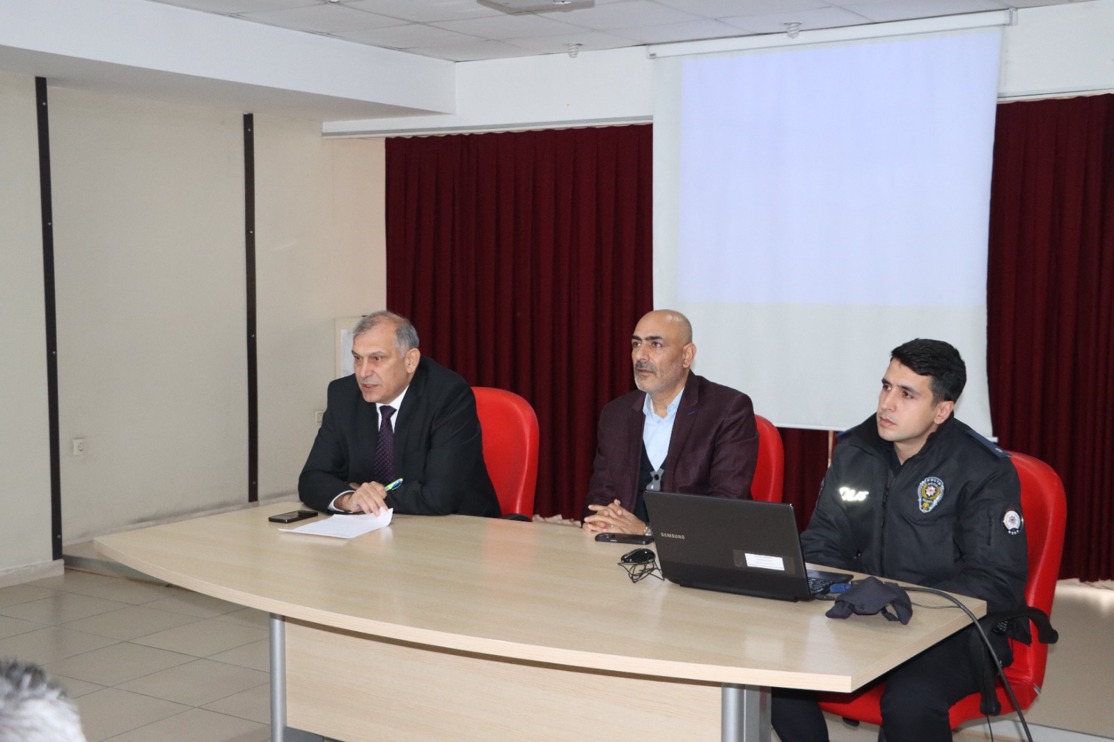 İl Müdürlüğümüze bağlı yatılı kuruluşlarımızda görev yapan nöbet amirleri , meslek elamanları ve güvenlik personellerinin katılımıyla çocuk , kadın ve diğer hizmet alanlarımıza yönelik değerlendirme toplantısı yapıldı . 