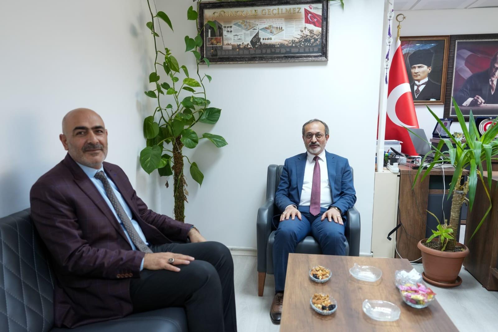 Bingöl Üniversitesi Rektörü Prof. Dr. Erdal Çelik, İl Müdürümüz Abdulbari Aksoy'u ziyaret ettiler . Kurum çalışmaları ve ortak yürütülecek çalışmaların konuşulduğu çok verimli bir ziyaret gerçekleşti .