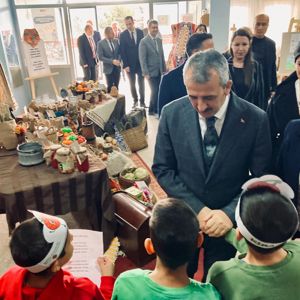 Vali Yunus SEZER Yerli Malı Haftası etkinliklerinde Çocuk Sitesinde kalan çocuklarla bir araya geldi. - fotoğraf 2