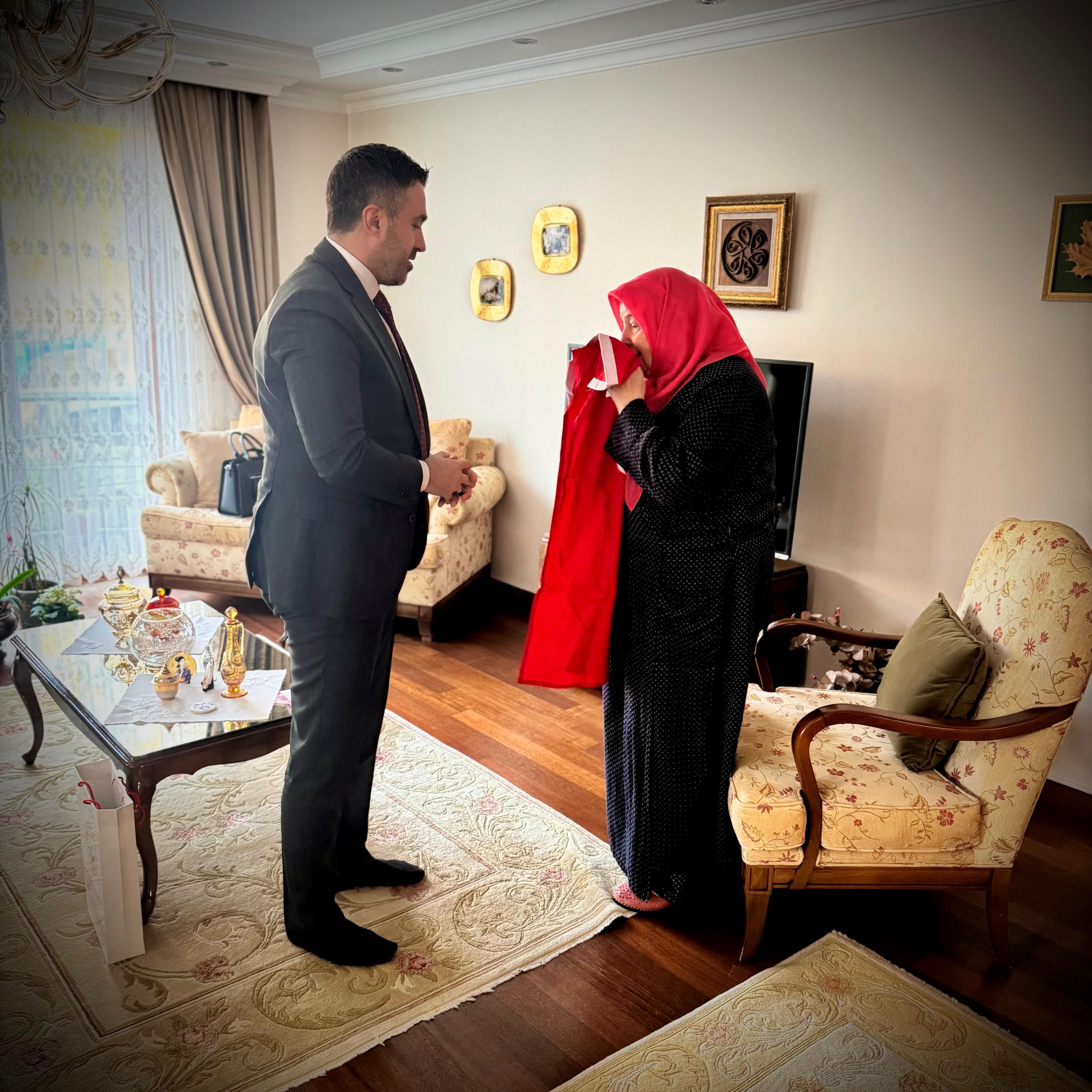 İl Müdürümüz Sn. Ömer TURAN , Şehidimiz Astsubay Kıdemli Başçavuş Mehmet Necip SEZEN ‘in kıymetli ailesine Şehadet Günü vesilesiyle ziyarette bulunmuştur.