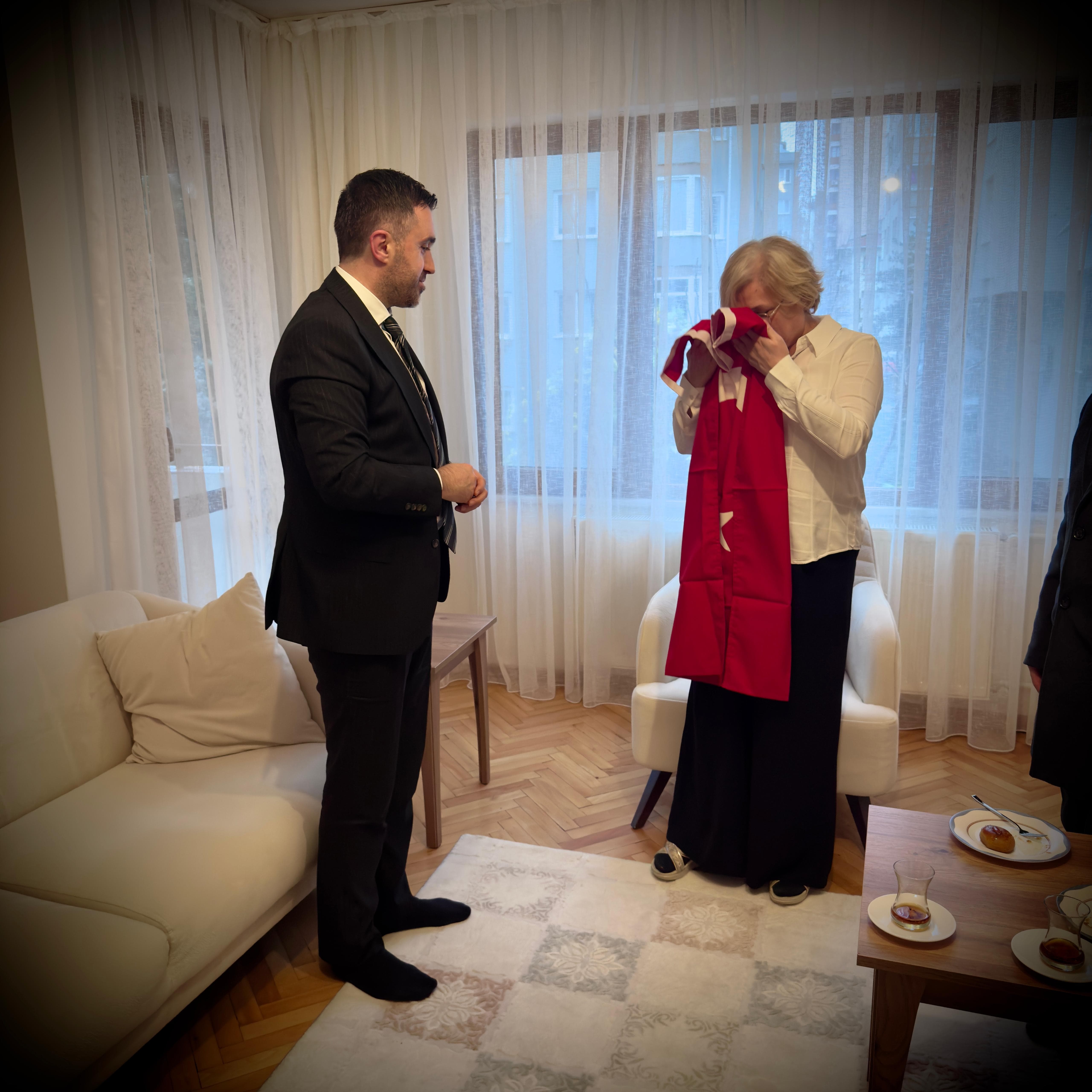 İl Müdürümüz Sn. Ömer TURAN, Emniyet Şehidimiz Erol KESGİN ‘in kıymetli ailesine Şehadet Günü vesilesiyle ziyarette bulunmuştur.