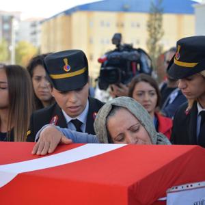 Bilecik Şehit Piyade Uzman Çavuş Abdulhamit BİLGEN’i Son Yolculuğuna Uğurladı - fotoğraf 1