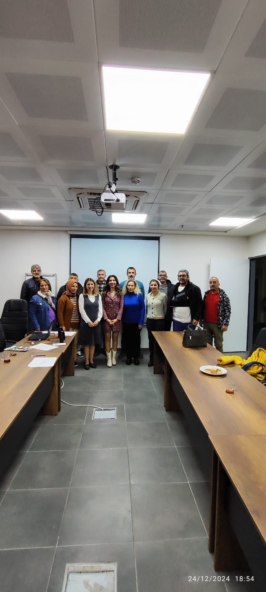 Koruyucu Aile Birimimiz tarafından 4 gün sürecek olan Koruyucu Aile 1. Kademe Eğitiminin ikinci günü tamamlandı.Devletimizin imkanları ve gönlü güzel Koruyucu Ailelerimizin iş birliğiyle çocuklarımız sevgi dolu sıcak yuvalarında yarınlara umutla bakıyor.