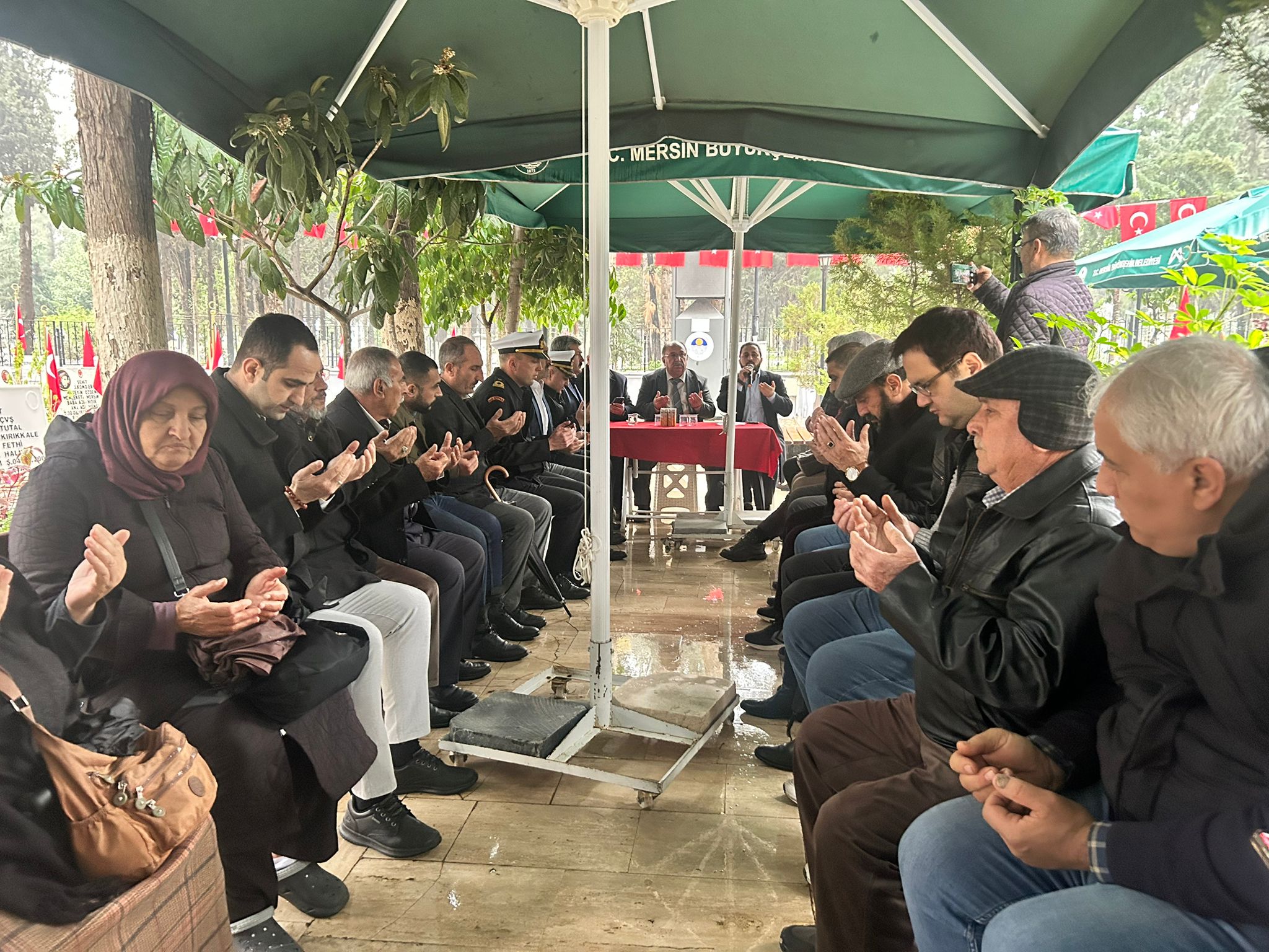 İlimizde Aralık ayı içerisinde Şehadet mertebesine eren yiğitlerimizin ruhuna Türkiye Harp Malulü Gaziler Şehit Dul ve Yetimler Derneği Mersin Şubesi ile Emşav Mersin İl Başkanlığı kooardine ettiği Kuran-ı Kerim tilavetine katıldık. Aziz Şehitlerimizi dualarla andık.