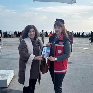 #YenişehirSHM  Müdürlüğümüz Şiddetle Mücadele İrtibat noktası tarafından ilçe sınırlarında vatandaşların yoğunlukla bulunduğu panayır, pazar alanında kadın Vatandaşlara “Kadına El Kalkamaz” ve “KADES” konulu broşür dağıtımı gerçekleştirildi.ALO 183 tanıtımı yapıldı. - fotoğraf 1