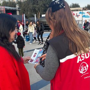 #YenişehirSHM  Müdürlüğümüz Şiddetle Mücadele İrtibat noktası tarafından ilçe sınırlarında vatandaşların yoğunlukla bulunduğu panayır, pazar alanında kadın Vatandaşlara “Kadına El Kalkamaz” ve “KADES” konulu broşür dağıtımı gerçekleştirildi.ALO 183 tanıtımı yapıldı. - fotoğraf 2