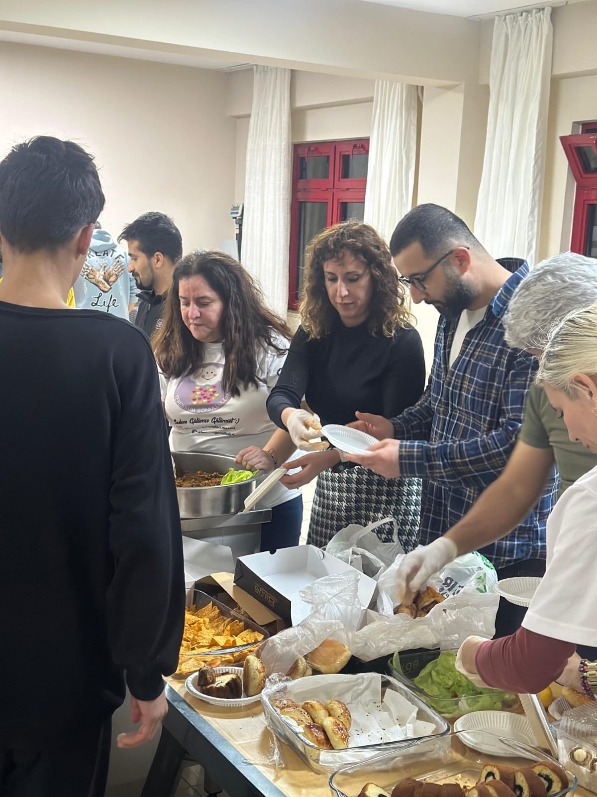 #ToroslarÇES kuruluşumuzda kalan çocuklarımız ile gönüllülerimizin de katkı ve katılımlarıyla yıl sonu etkinliği düzenlendi. Çocuklarımız çeşitli ikramlar ve hediyeler ile keyifli bir gün geçirerek doyasıya eğlendik.